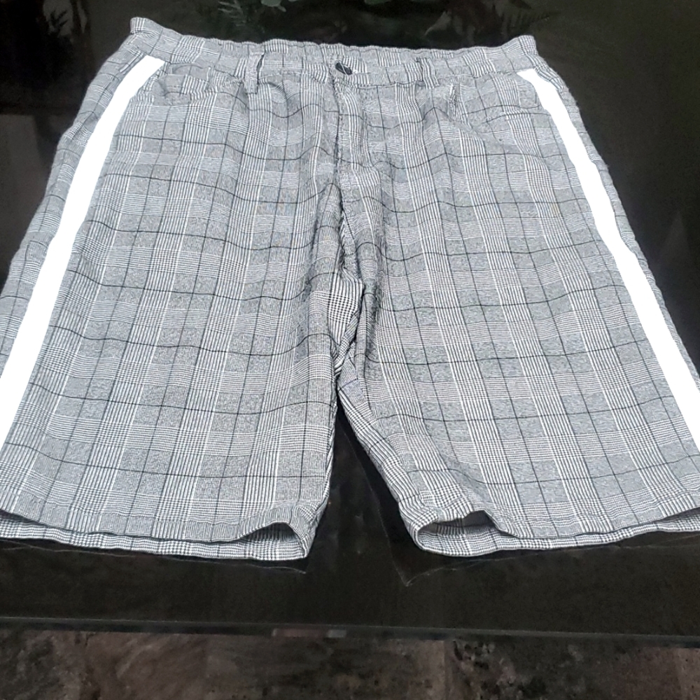 Men's stretch shorts black/white plaid w/white stripe 36w cot/poly